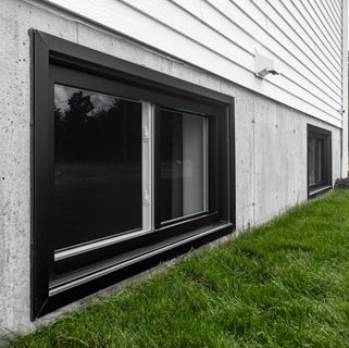 Fenêtres coulissantes en PVC noires de Vaillancourt Portes et Fenêtres, fenêtres Egress situées au sous-sol