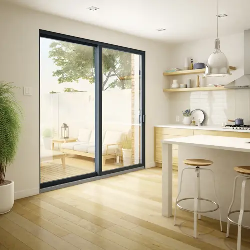 Modèle Urbania de porte-patio Vaillancourt Portes et Fenêtres en aluminium noir, vue d’une cuisine donnant sur la terrasse.