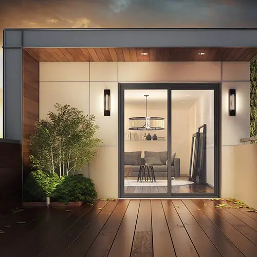 Porte-patio noire personnalisable de Vaillancourt Portes et Fenêtres en PVC ou hybride pour l’arrière de la maison.