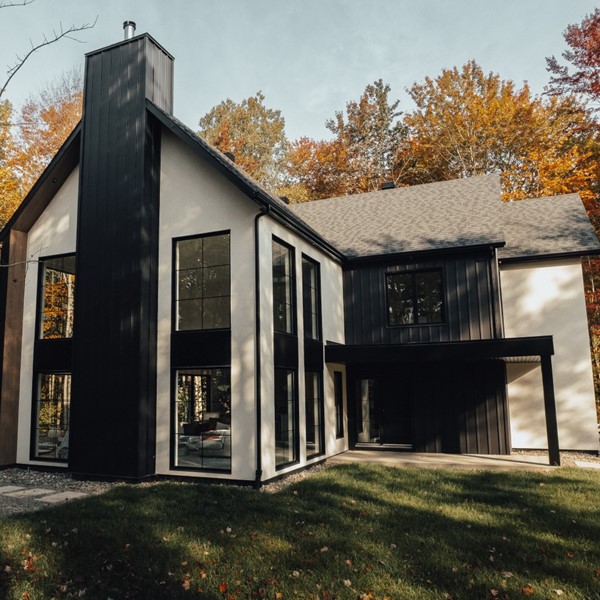 Réalisation - Maison moderne avec fenêtres noires