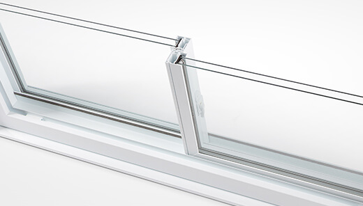 Coupe fenêtre coulissante simple en PVC blanc vue de haut, vitres superposées pour ouverture en douceur et aider au nettoyage