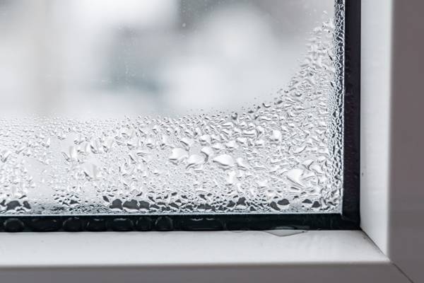 Condensation inside windows: how to regulate the humidity inside your home