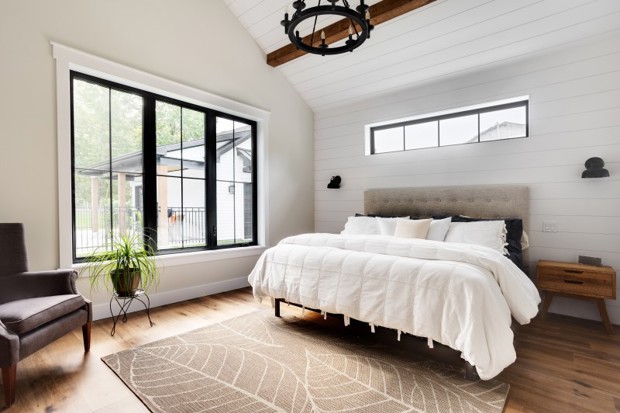 Fenêtres noires en PVC avec carrelage