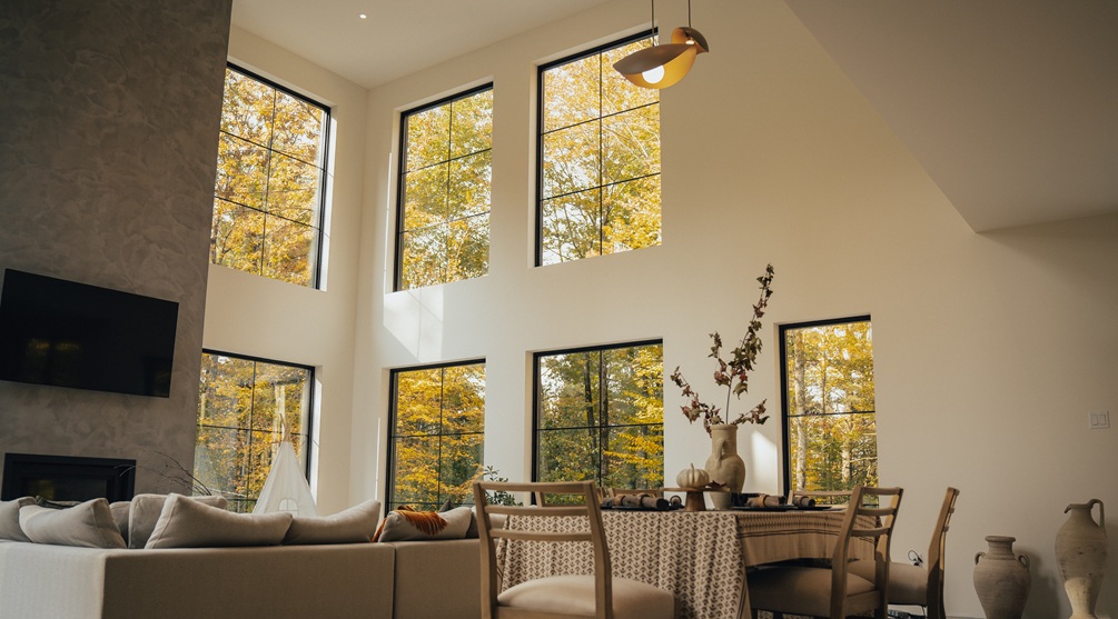 Coloured hybrid fixed windows